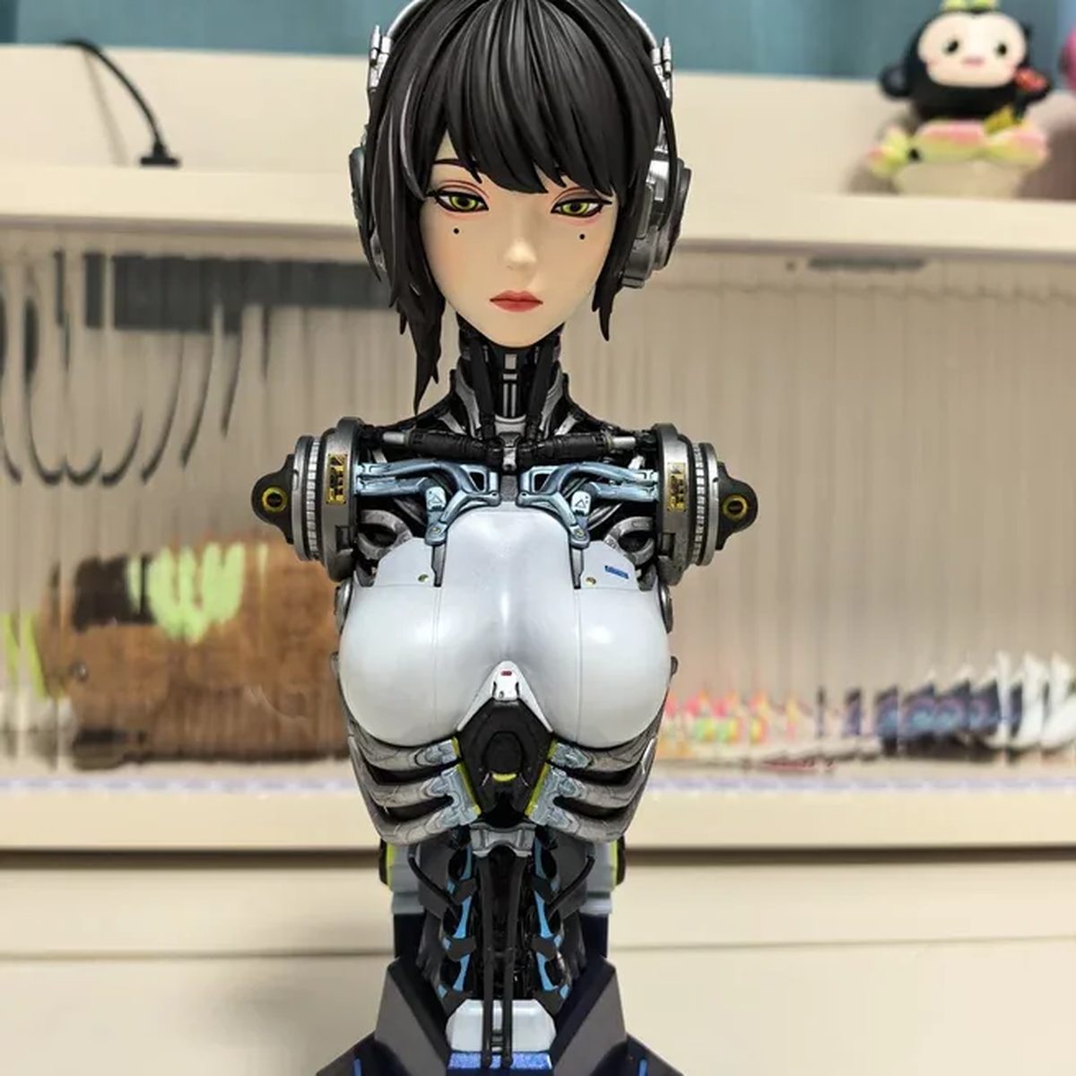 LIN YUANZHE 1/4 Bust vs Mass-Market Anime Figures: Is the Upgrade Worth It? | FigureCosmos collectible busts
