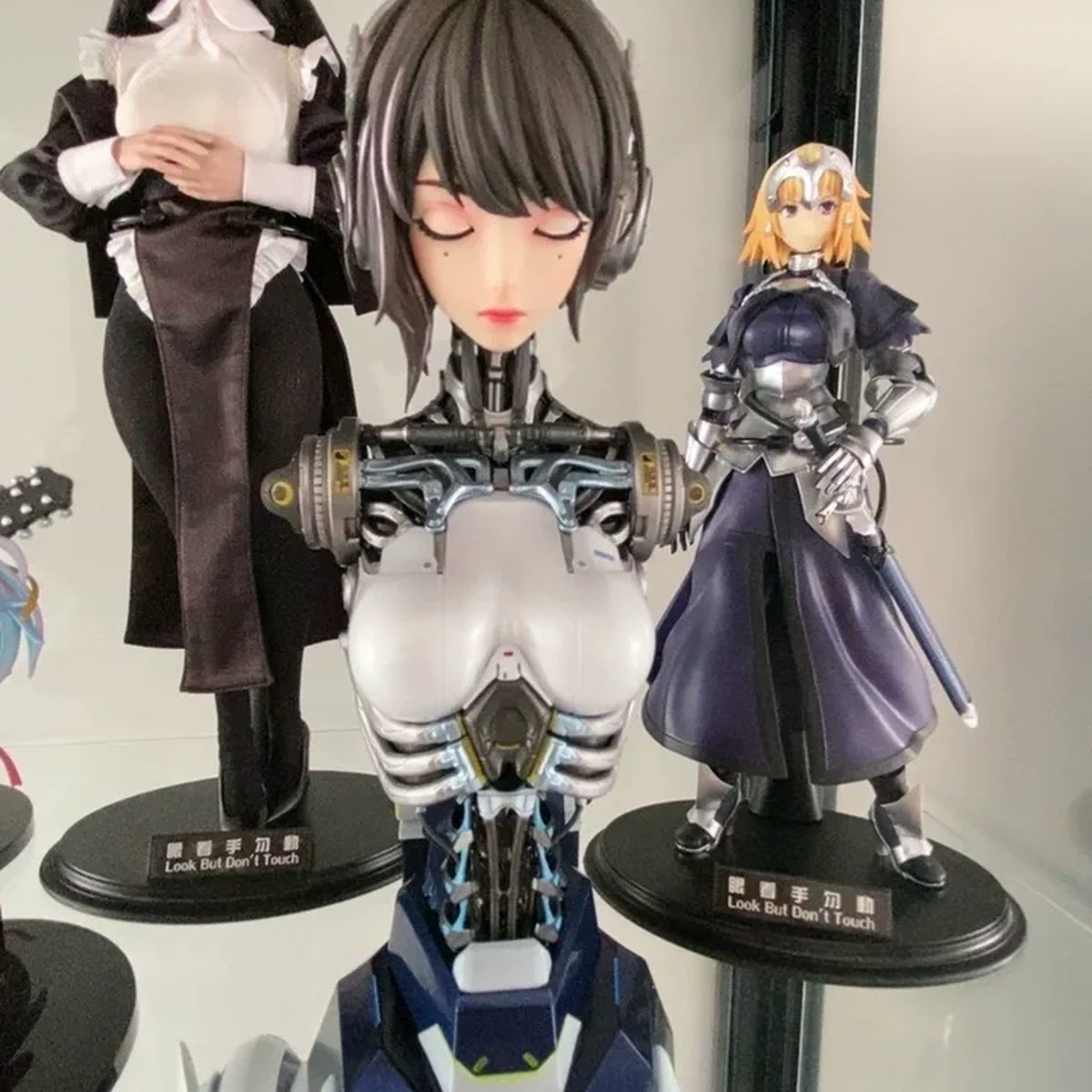 Wobbly Bases and Pegs: Stabilizing Polystone Figures | FigureCosmos collectible busts